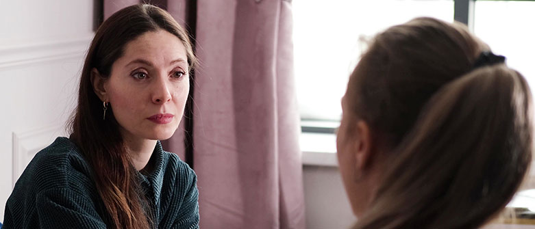 A woman psychotherapist conducts a reception in her office. The patient expresses her feelings in a one-on-one relationship with a specialist